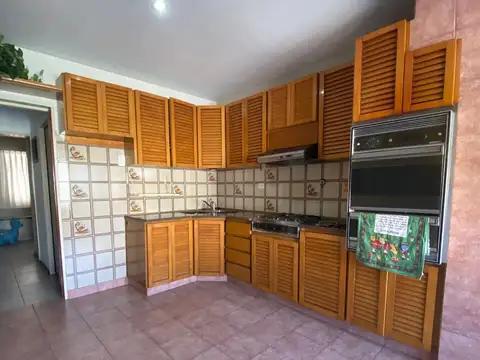 Casa 4 ambientes con 2 baños