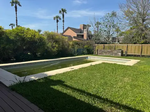 Casa 8 ambientes con 4 baños