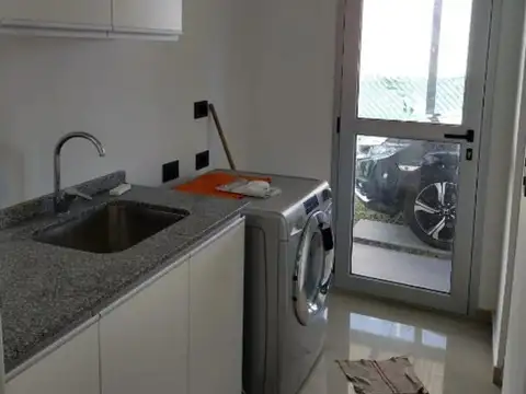 Casa 5 ambientes con 4 baños