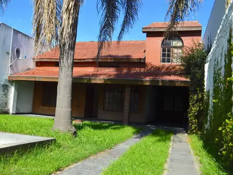 Casa en Venta con 3 cocheras