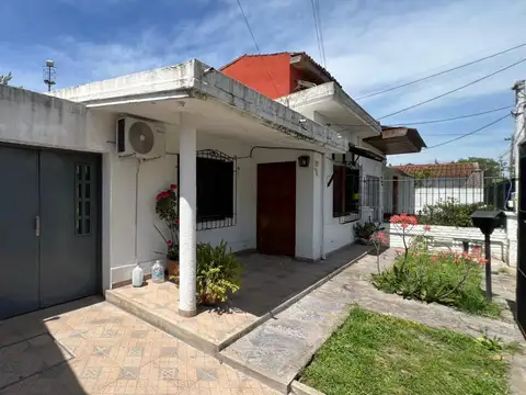 Casa 6 ambientes con 2 baños