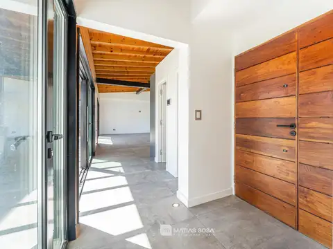 Casa en Alquiler con 4 cocheras