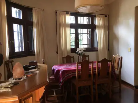 CASA 7 AMBIENTES CON PATIO Y TERRAZA CON PARRILLA, COCHERA P/AUTO GRANDE, EN CONESA AL 400, BARRIO DE COLEGIALES