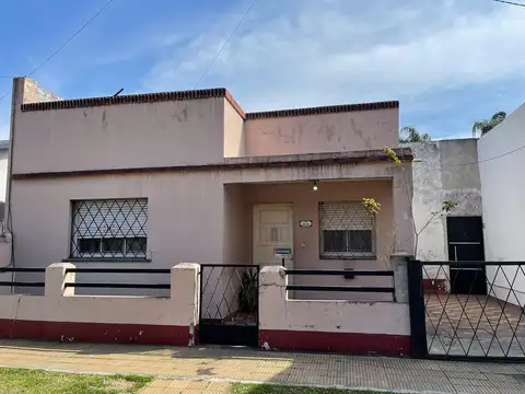 Casa de 4 ambientes con cochera en venta en Villa Adelina