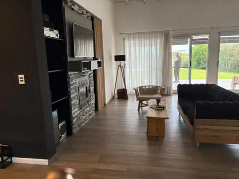 Casa en Alquiler Temporal con 3 cocheras