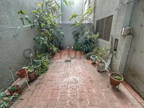 Departamento 2 dormitorios con patio en venta en La Plata