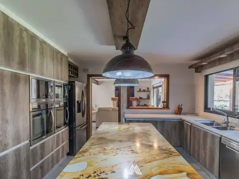 Casa en Venta con 4 cocheras