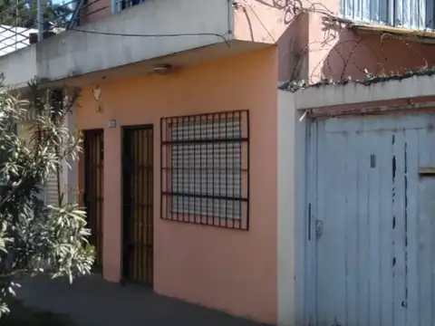 OPORTUNIDAD...  Venta en Block Depto. 2 Amb.+ Depto. 3 Amb. + 2 Locales. Gaboto y Payro. Merlo