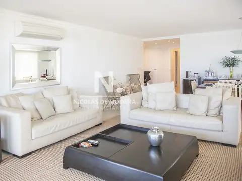 Venta en Imperiale: Espacioso Apartamento de 3 Dormitorios con Dependencia en Punta del Este.