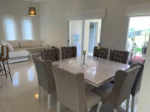 Excelente casa en Venta en San Sebastian con Pileta 3 dorm. Gran fondo libre a la reserva 