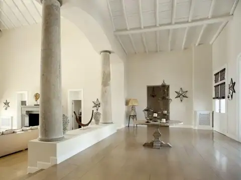 Casa en Venta con 20 cocheras