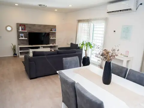 Casa 4 ambientes con 2 baños