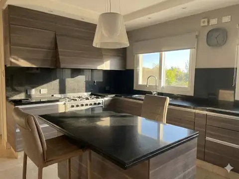 Casa 8 ambientes con 6 baños