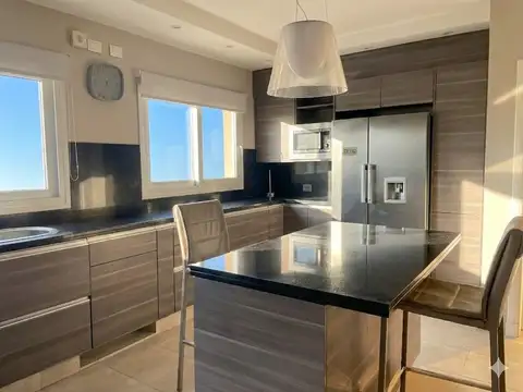 Casa en Venta con 4 cocheras