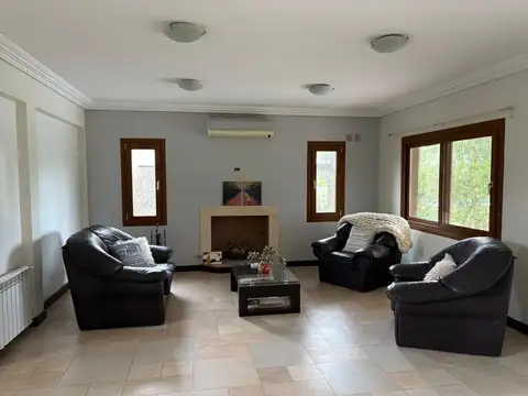 Casa 5 ambientes con 4 baños