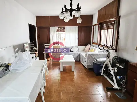 VENTA MUY BUENA CASA 4 AMBIENTES CON JARDÍN Y TERRAZA EN VILLA ADELINA