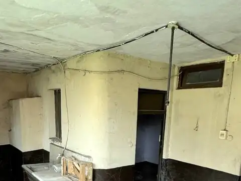 RETASADA   IMPORTANTE CASA y LOCAL LAPRIDA al 800 PLANTA BAJA Y PLANTA ALTA A RECICLAR