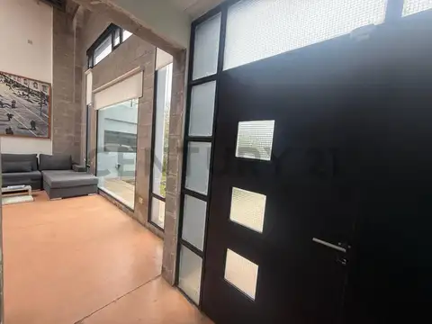 Casa 6 ambientes con 2 baños