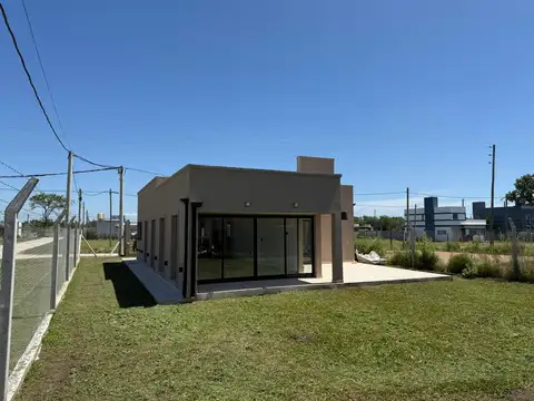 Casa en venta - 2 Dormitorios 1 Baño - 450Mts2 - La Plata