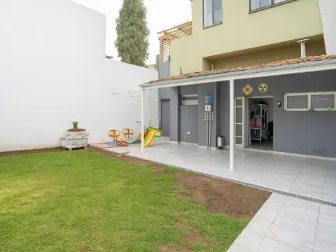 PH en Castelar Norte con cochera y jardín