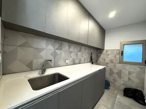 Casa en Alquiler con 2 cocheras