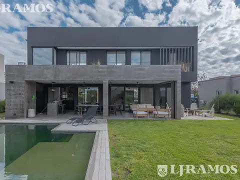 Espectacular Casa en venta sobre lote interno con pileta PG