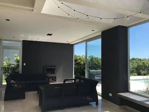 Casa en Venta con 6 cocheras