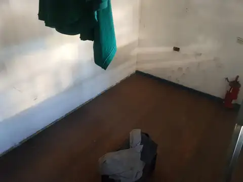 Local comercial sobre Av Entre Rios.