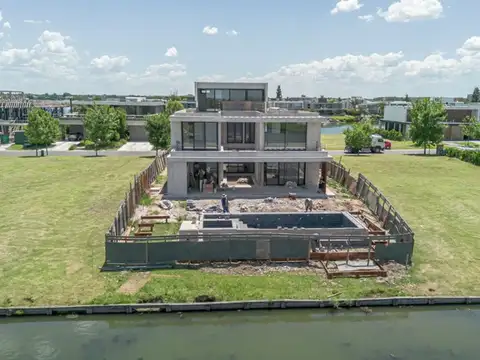 Casa en Venta con 2 cocheras