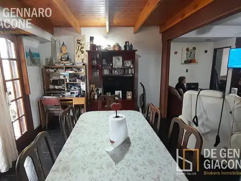 Casa 4 ambientes con 2 baños