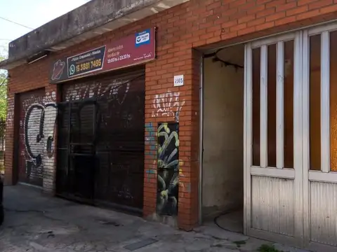 Casa con local en buena ubicacion 