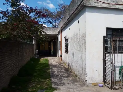 Casa con local en buena ubicacion 