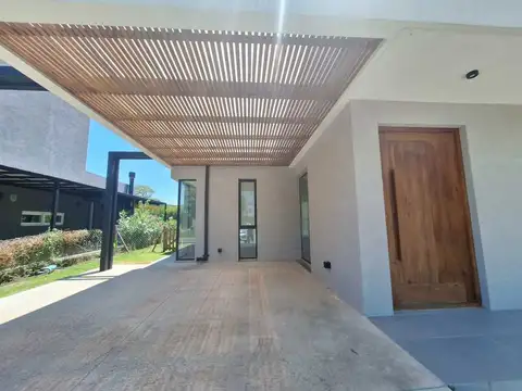 Casa en Alquiler en  Avenida de los Lagos