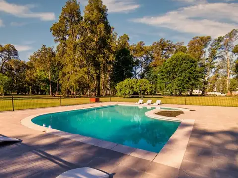 TERRENO 1317M2 EN BARRIO POLO TRES PINOS