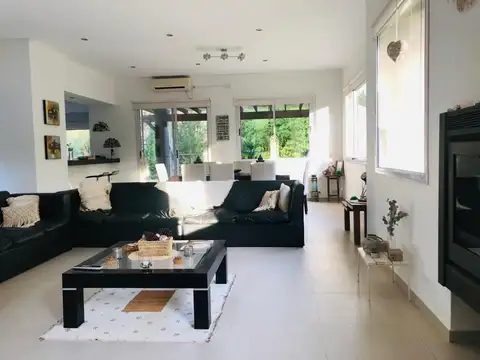 Casa 4 ambientes con 2 baños