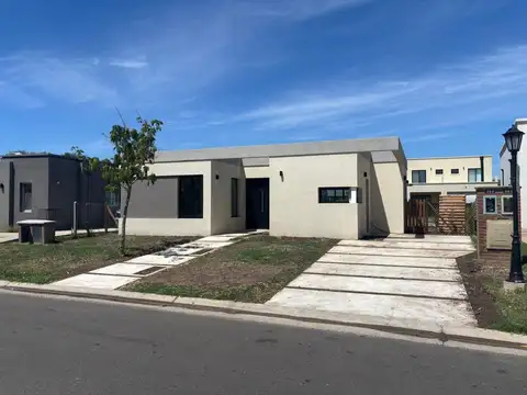 CASA 4 AMB EN VENTA PILAR DEL ESTE, SANTA EMILIA.