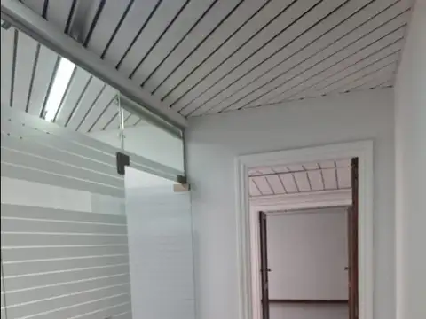 Oficina 10 ambientes con 4 baños