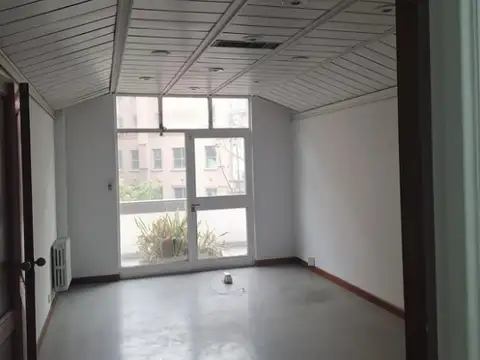 Oficina al frente, muy luminosa y con excelente ubicación