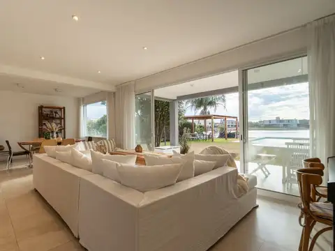 Casa 5 ambientes con 3 baños