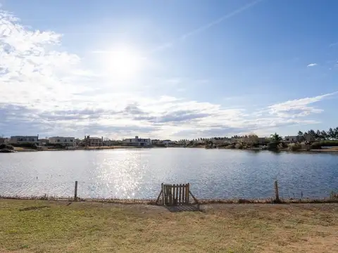 CASA AL LAGO  EN VENTA AREA 5 SAM MATIAS  ESCOBAR