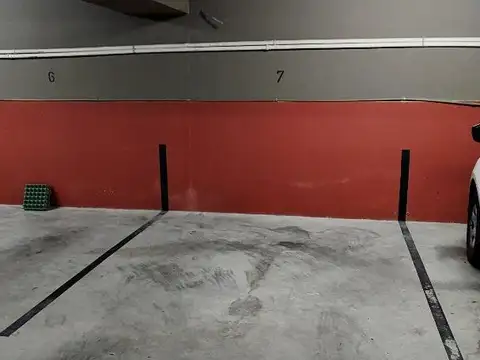 EXCELENTE COCHERA CUBIERTA C/PORTON AUTOMATICO!