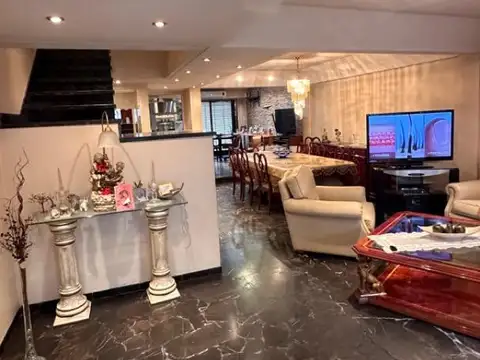 Casa en Venta con 2 cocheras