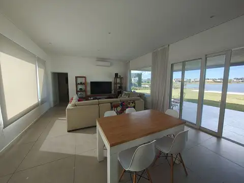 Hermosa casa en área 1, San Sebastian