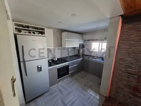 CENTURY 21 LUCIO BARROSO VENDE CASA CON DEPARTAMENTO