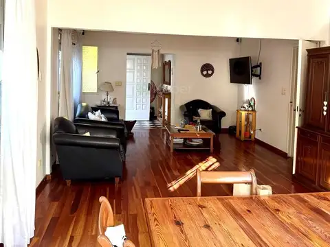 Casa 6 ambientes con 4 baños