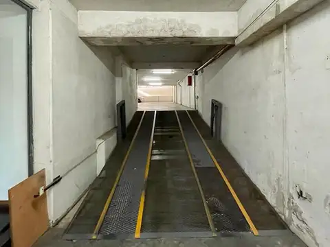 Cómoda cochera. 1º subsuelo. Rampa mecánica. Portón automático.