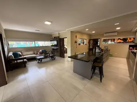 Casa en Venta con 4 cocheras