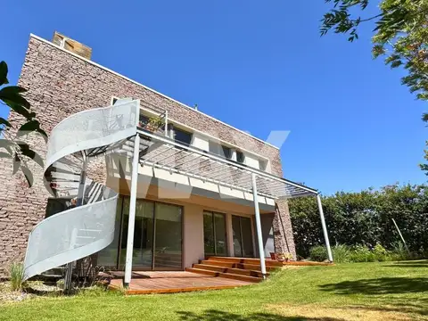 Casa 9 ambientes con 3 baños