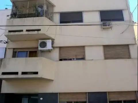 Depto. 3 amb., frente, zona residencial, a mts. Av.Mitre y m