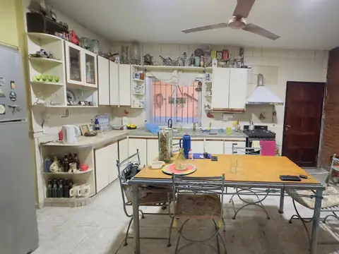 Casa 5 ambientes con 2 baños